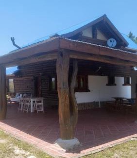 Los Reartes Ski Chalet | Cozy Cabaña Techo Azul: Family-Friendly & Pet Welcoming