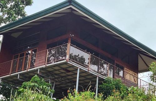 Paraiso House | Pet-Friendly Cabañas Vista de Oro with Oceanfront Views