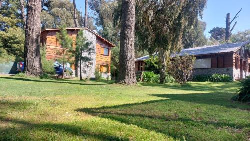 Bosque Peralta Ramos House | Charming Cabañas Altos del Bosque - Family-Friendly Retreat