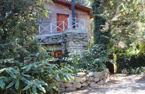 Bosque Peralta Ramos Cabin | Unforgettable Cabañas Arehue: Pet Friendly with Kitchen