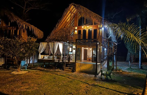 Monitos Cabin | Cozy Cabañas Bari: A Family-Friendly Retreat with Kitchen