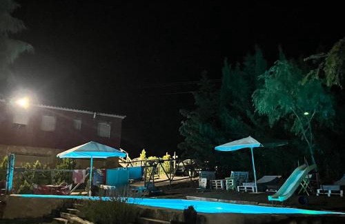 Buenache de la Sierra Apartment | Pet-Friendly Cabañas Buenache with Pool and Restaurant