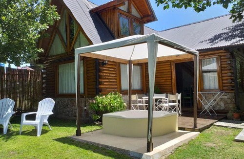 Ostende House | Family-Friendly Cabañas del Athuel with Hot Tub & Breakfast