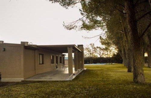 Cuyo Cabin | Kid-Friendly Cabañas Entre Hileras with Pool & Kitchen