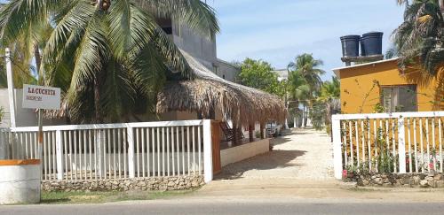 Covenas House | Pet-Friendly Cabañas La Cuchita with Ocean View & Breakfast