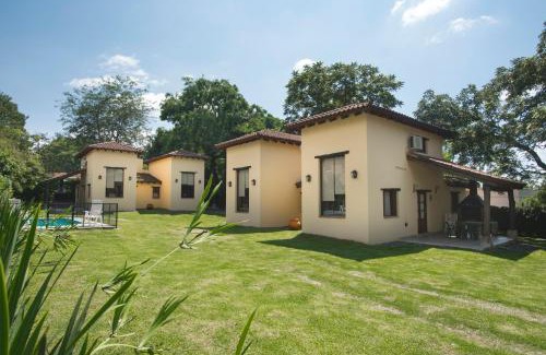 Villa San Lorenzo Cabin | Pet-Friendly Cabañas La Escondida with Oceanfront Views