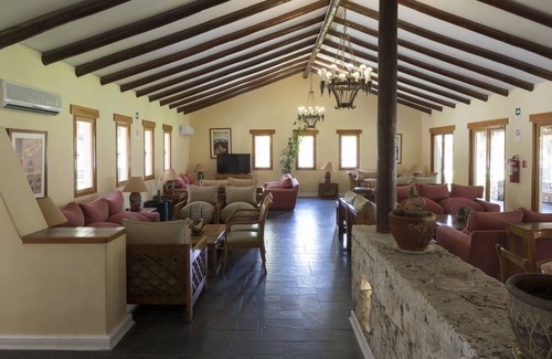 La Huayca Hotel | Relax at Cabañas La Huayca - Caja Los Andes with Pool & Spa
