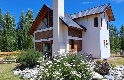Lago Puelo House | Pet-Friendly Retreat at Cabañas La Ufu - Rated 10/10!