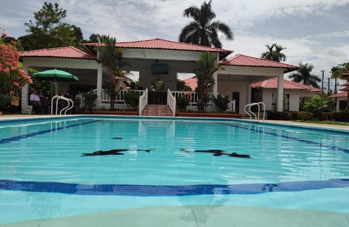 Apiay Hotel | Family-Friendly Cabañas LLano Lindo Apiay with Ocean View