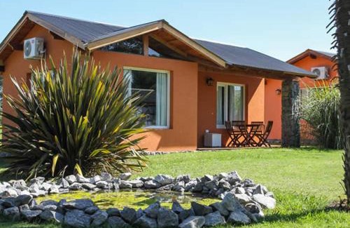 Tandil Cabin | Pet-Friendly Cabañas Los Sauces with Oceanfront Pool