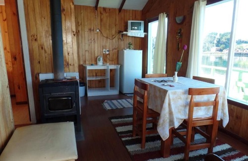 Nercon Cabin | Pet-Friendly Cabañas Palafitos Dalmacia with Ocean Views