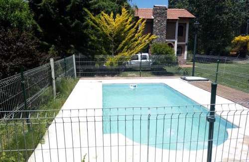 Salto Ski Chalet | Pet-Friendly Cabañas Troncos Del Salto with Pool & Kitchen