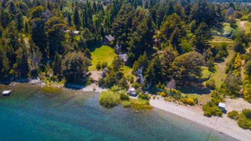 San Carlos de Bariloche Cabin | Cozy Cabañas Villa Labrador by the Lake with Ocean View