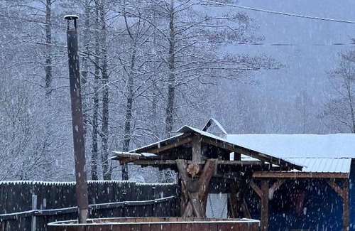 Petrila Ski Chalet | Explore Relaxation at Cabană la Poalele Munților with Ciubăr