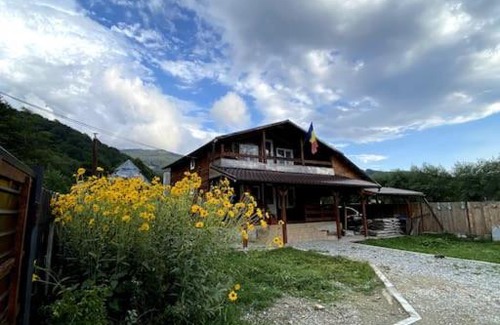 Petrila Ski Chalet | Explore Relaxation at Cabană la Poalele Munților with Ciubăr