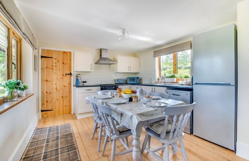 Graig House | Elegant Caban Cwm Hedd: Family-Friendly Retreat Awaits