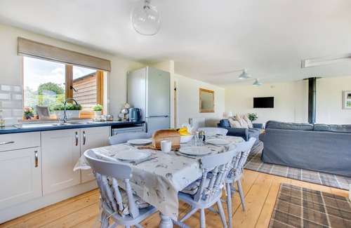 Graig House | Elegant Caban Cwm Hedd: Family-Friendly Retreat Awaits