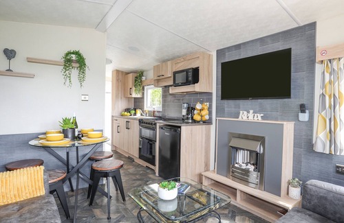 Rhyd-y-clafdy Cottage | Pet-Friendly CABAN CWTCH: Cozy Oceanfront Retreat