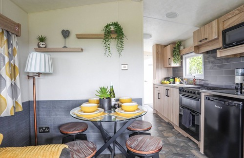 Rhyd-y-clafdy Cottage | Pet-Friendly CABAN CWTCH: Cozy Oceanfront Retreat