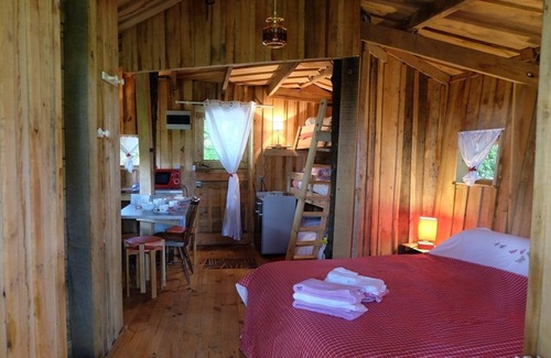 Saint-Thomas-de-Courceriers House | Eco-Friendly Tree House Retreat with Pool & Family Amenities