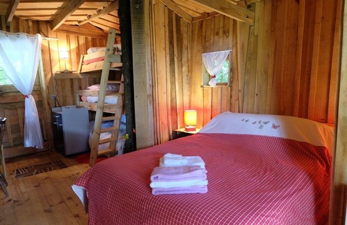 Saint-Thomas-de-Courceriers House | Eco-Friendly Tree House Retreat with Pool & Family Amenities