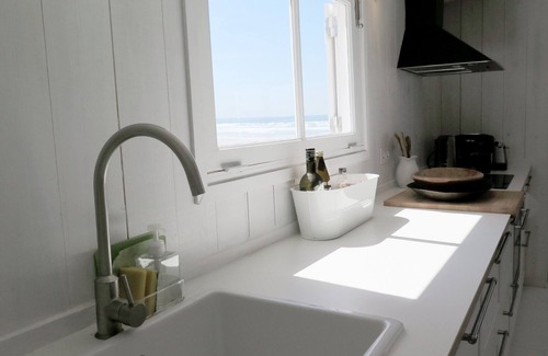 Costa de Caparica Cabin | Discover Cabana Azul: Beachfront Retreat by the Atlantic