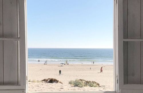 Costa de Caparica Cabin | Discover Cabana Azul: Beachfront Retreat by the Atlantic