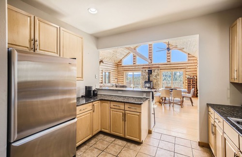 Coal Creek Ski Chalet | Experience Cabana Cielo: Scenic Views & Relaxing Spa Retreat