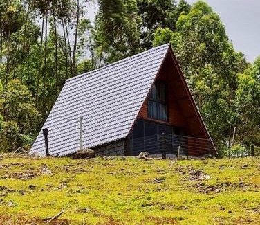 Capitao House | Tranquil Cabana with Hot Tub and Natural Surroundings