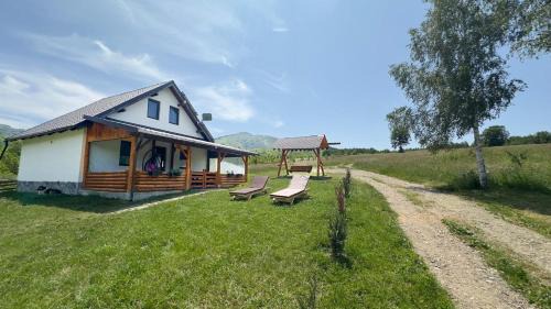 Poiana Marului House | Discover Cabana cu Ciubăr din Larguta: Family-Friendly Retreat