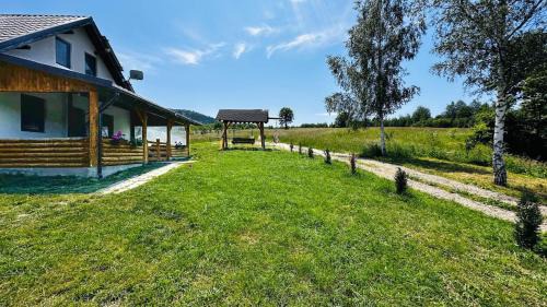 Poiana Marului House | Discover Cabana cu Ciubăr din Larguta: Family-Friendly Retreat