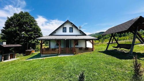 Poiana Marului House | Discover Cabana cu Ciubăr din Larguta: Family-Friendly Retreat