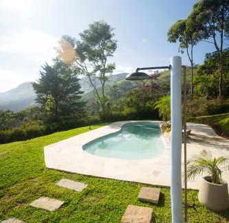 Araras House | Cabana do Alto: Nature Retreat with Pool and Hot Tub