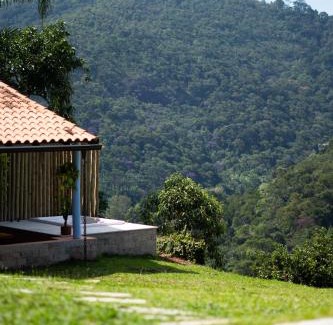 Araras House | Cabana do Alto: Nature Retreat with Pool and Hot Tub
