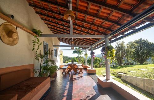 Araras House | Cabana do Alto: Nature Retreat with Pool and Hot Tub