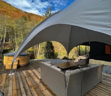 Poieni House | Discover Cabana Drăgana: Family-Friendly Retreat with Hot Tub