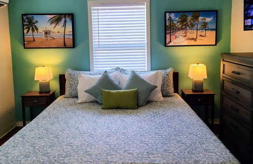 Middle River Terrace House | Enjoy a Poolside Retreat at Cabana House with Bar