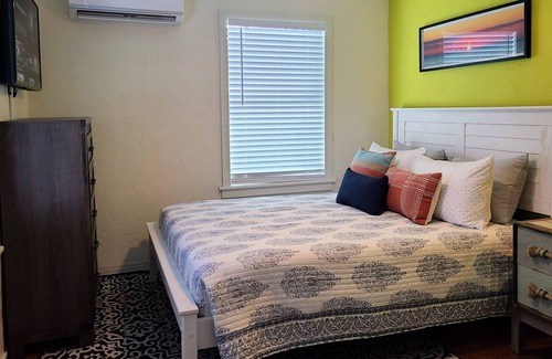 Middle River Terrace House | Enjoy a Poolside Retreat at Cabana House with Bar