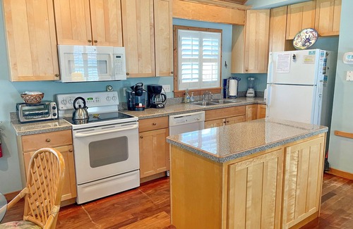 Ocracoke Condo | Cabana III: Ideal Romantic Escape with Shared Pool Access
