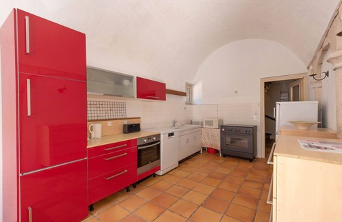 Lugny House | Cozy CABANA & Le Gîte du Château Near Mâcon - Family-Friendly