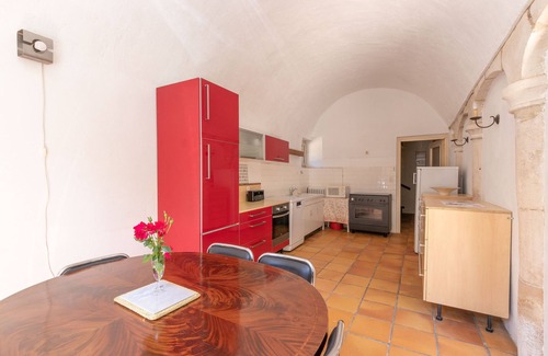 Lugny House | Cozy CABANA & Le Gîte du Château Near Mâcon - Family-Friendly