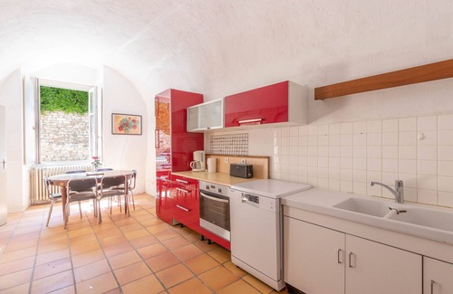 Lugny House | Cozy CABANA & Le Gîte du Château Near Mâcon - Family-Friendly