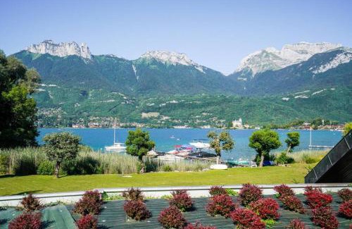 Duingt Apartment | Cozy Cabana: Family and Pet Friendly by the Water