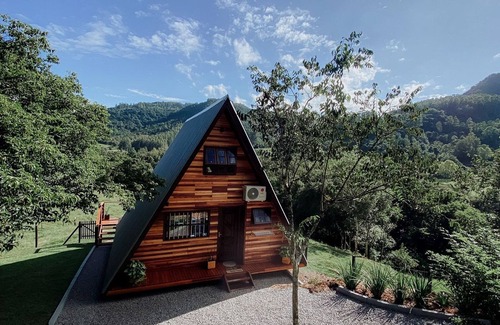 Picada Cafe Cabin | Relaxing Retreat at Cabana Montana: Pet Friendly & Spa