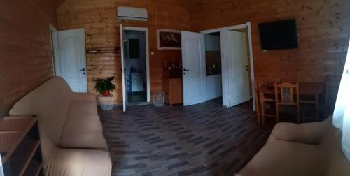 Ocna Sibiului Cabin | Inviting Cabana Oprișor with Ocean View & Pool Access