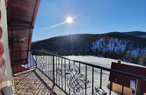 Arieseni House | Family-Friendly Cabana Popasul Vânătorului with Kitchen Access