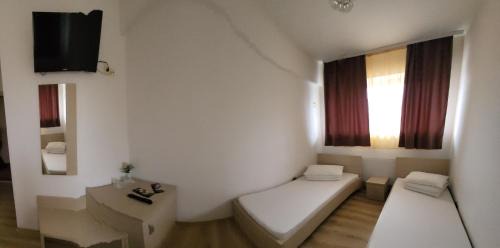 Ipotesti House | Inviting Cabana Stejarul: Pet-Friendly with Breakfast Included