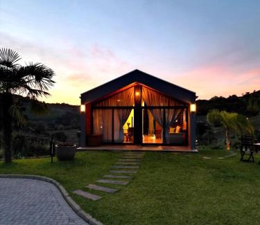 Pinto Bandeira Ski Chalet | Experience Cabanas Le Vigne: Guest Rated 9.9 with Hot Tub
