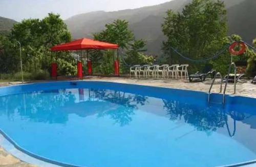 Trevelez Cabin | Welcoming Cabane 3 Étoiles with Pool & Family-Friendly Amenities
