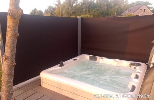 Lessive Hotel | Cozy Cabane de l'Ermitage with Breakfast & Hot Tub